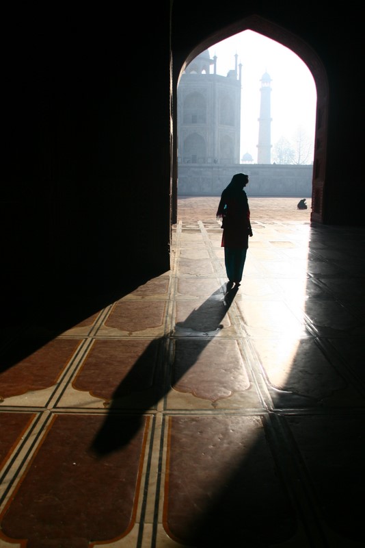 Alexandra explores the mosque to the west of the Taj